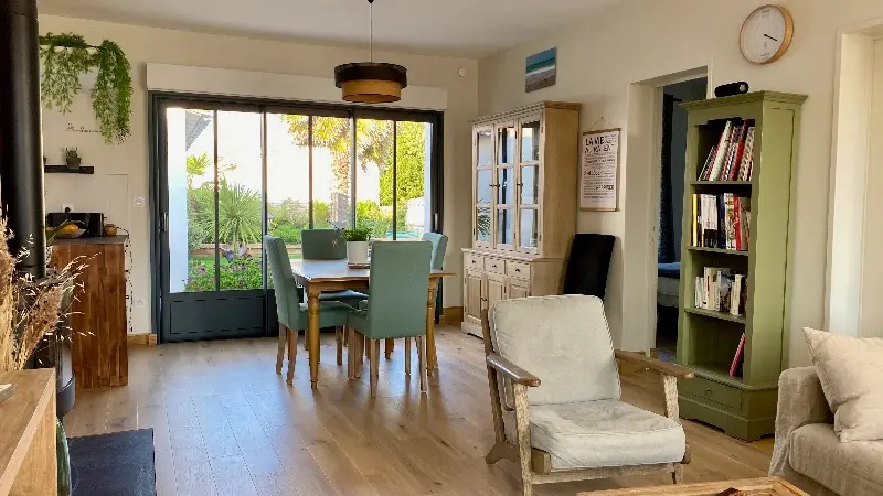 Wohnzimmer mit Schiebefenstern, die zum Garten hinausgehen