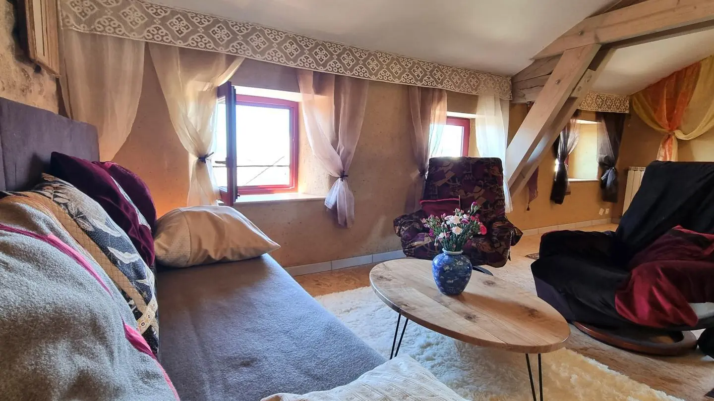 2ème niveau : pièce de vie avec espace salon détente/TV - salle d'activité.