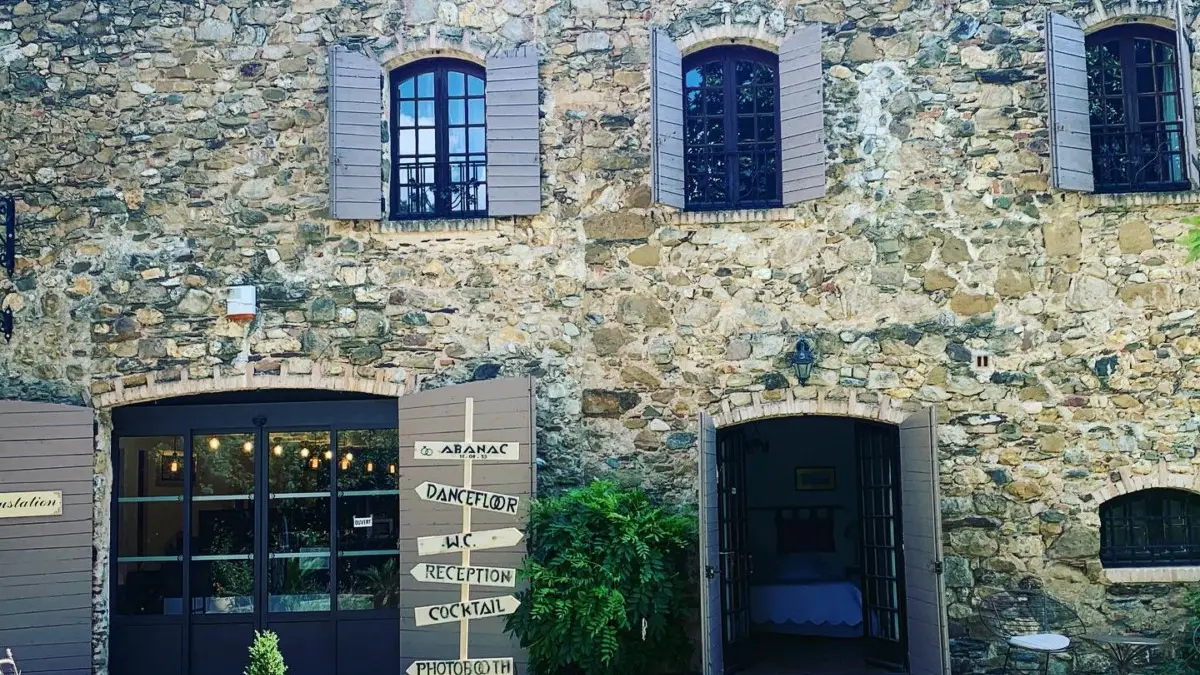 Mas provençal du 17ème siècle entouré de vignes et d’un grand parc.