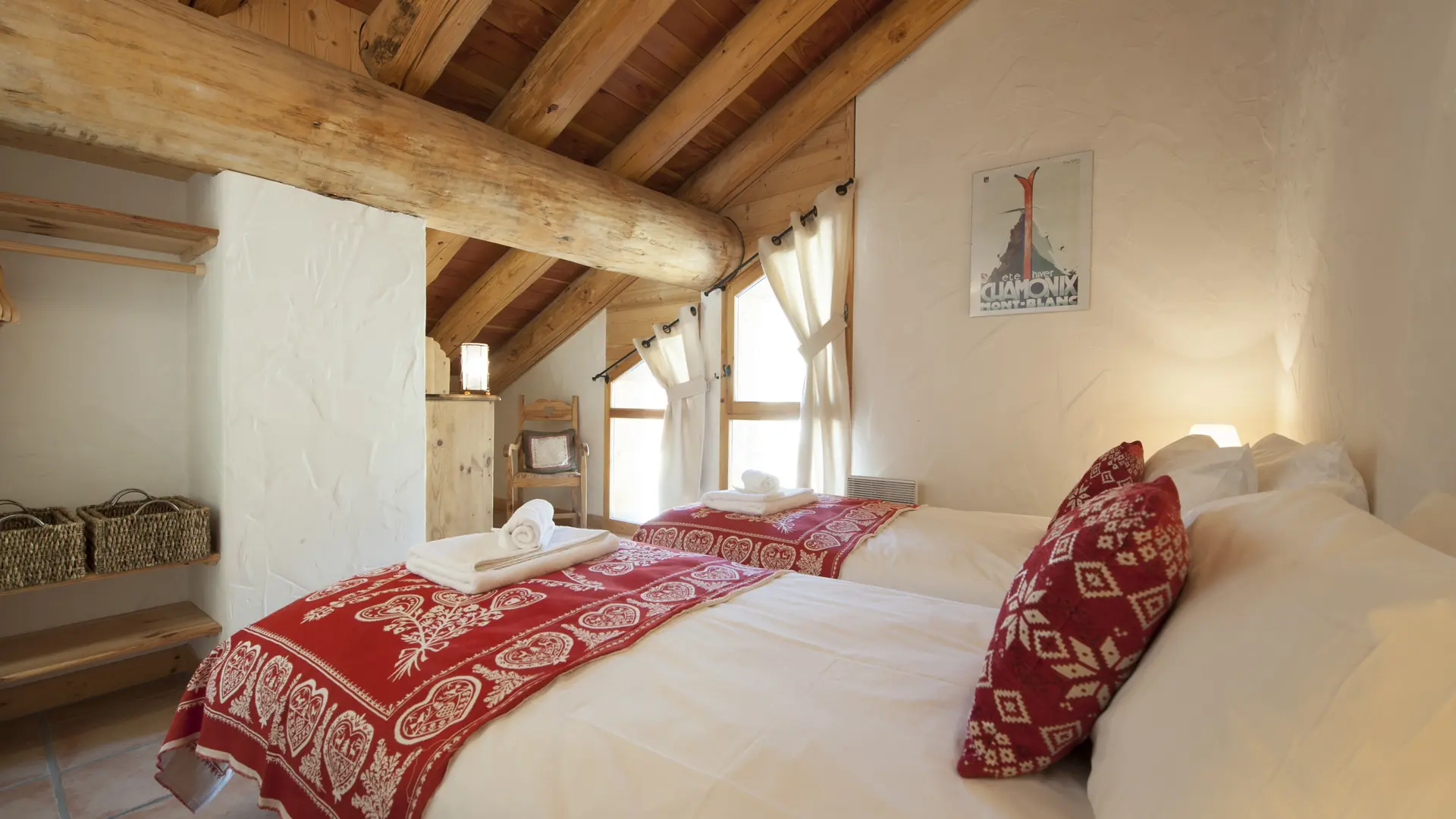 Chambre n°1 avec 2 lits jumeaux, commodes, dressing, plafond masandré avec poutres apparentes, fenêtre