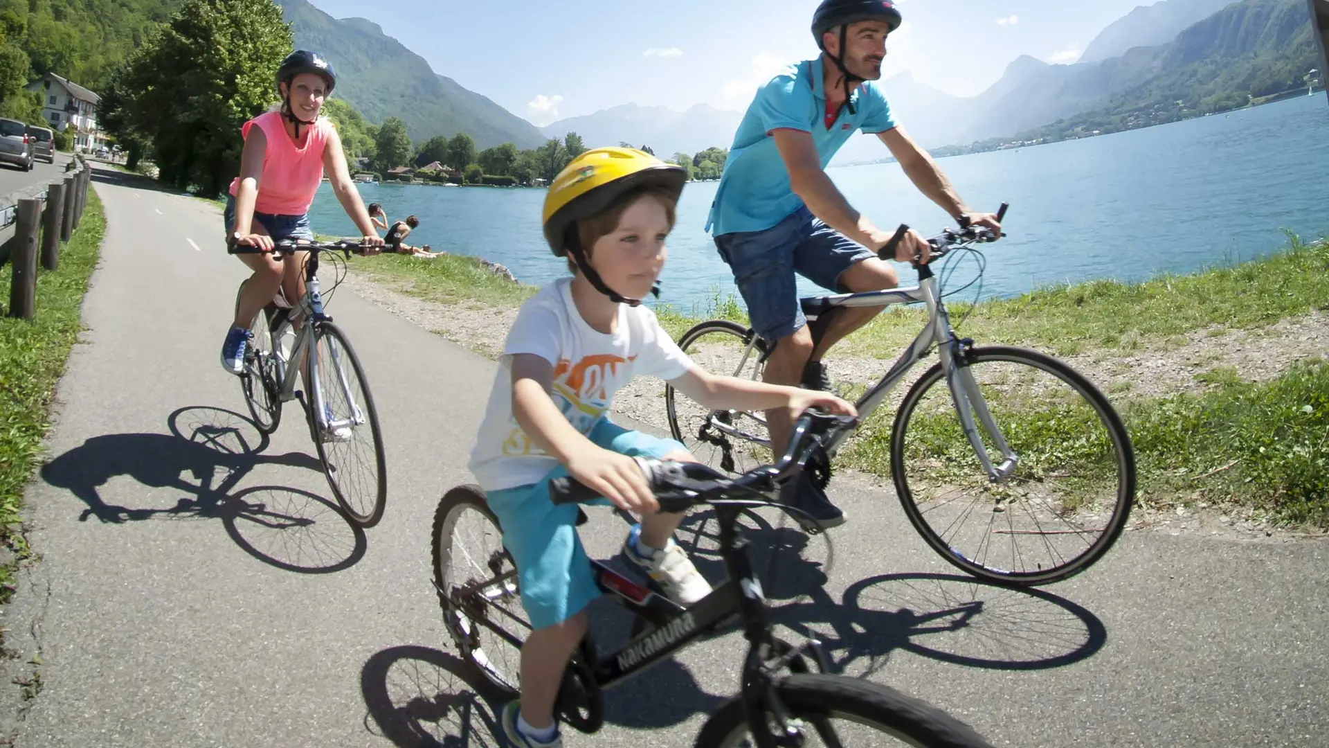 balade en vélos piste cyclable au bord du lac d'Annecy
