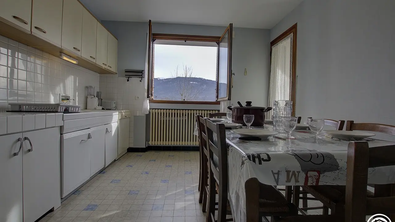 Grande cuisine avec un accès sur le balcon