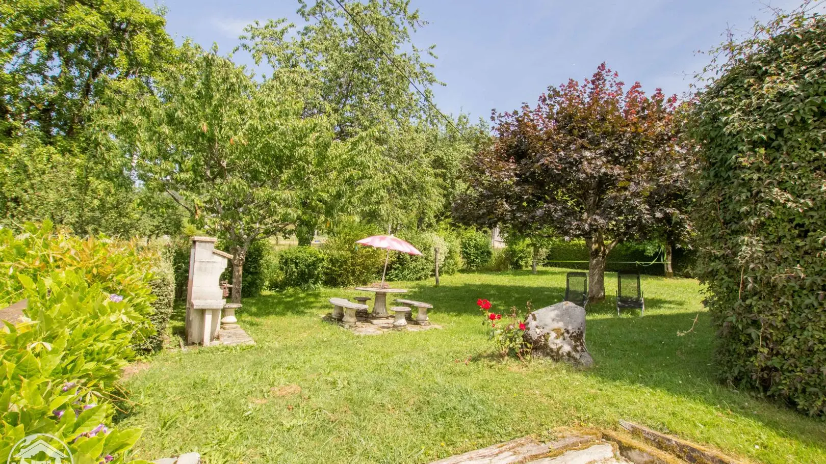 Jardin avec barbecue