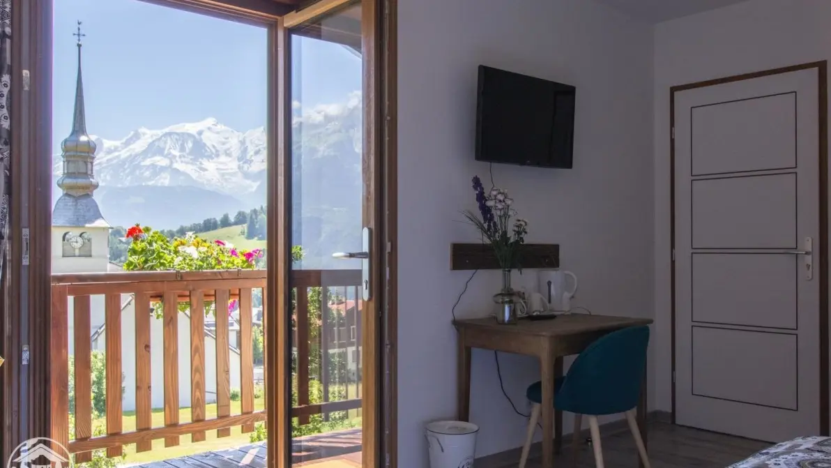 Chambre avec balcon face à l'Église