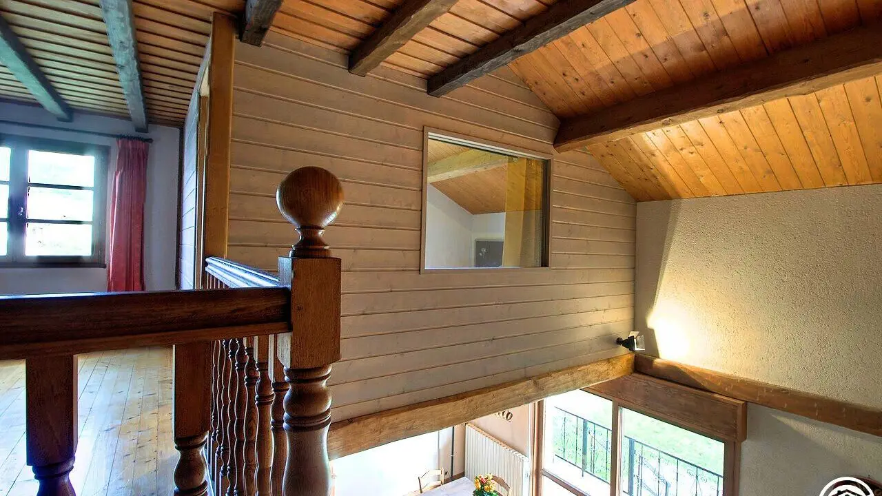 La chambre  suspendue  au dessus du salon avec 1 lit 2 personnes...  laissez-vous embarquer !