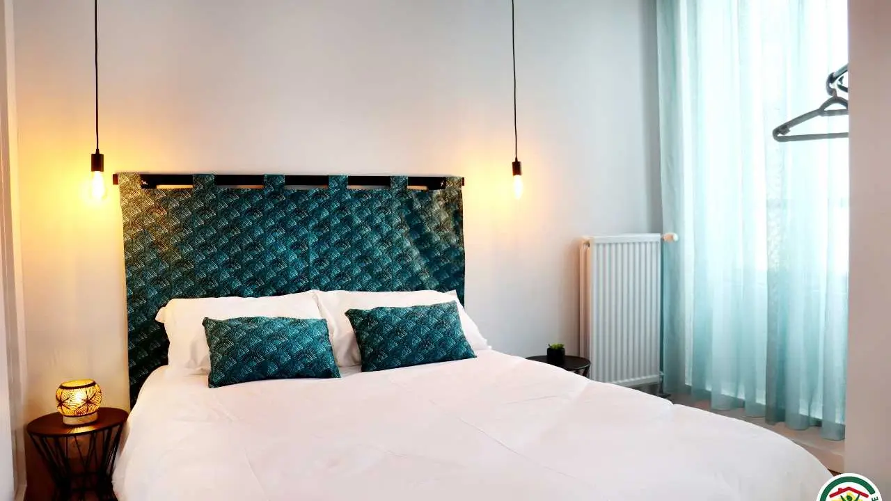 1er niveau : Chambre avec lit double (140x190) et salle d'eau privative, WC.