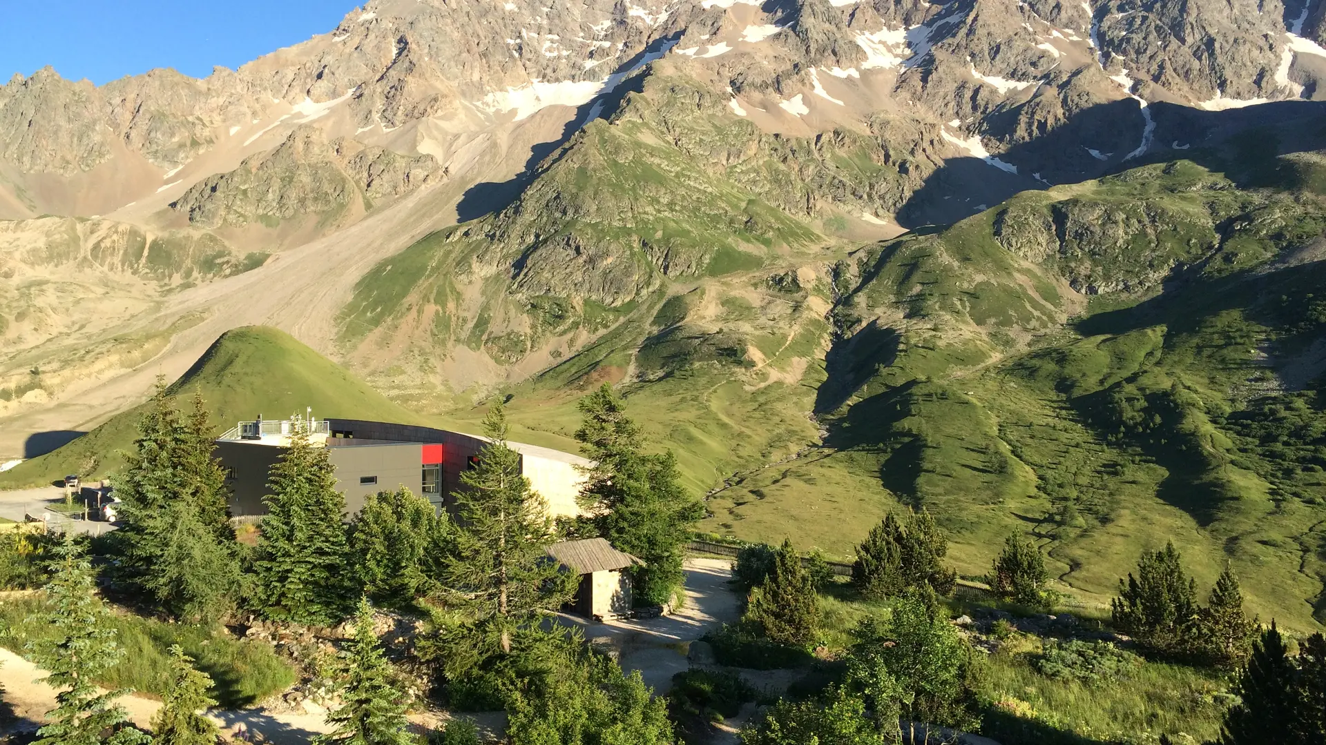 Le Jardin du Lautaret et la galerie de l’Alpe avec vue sur le massif du Combeynot en fin de journée.