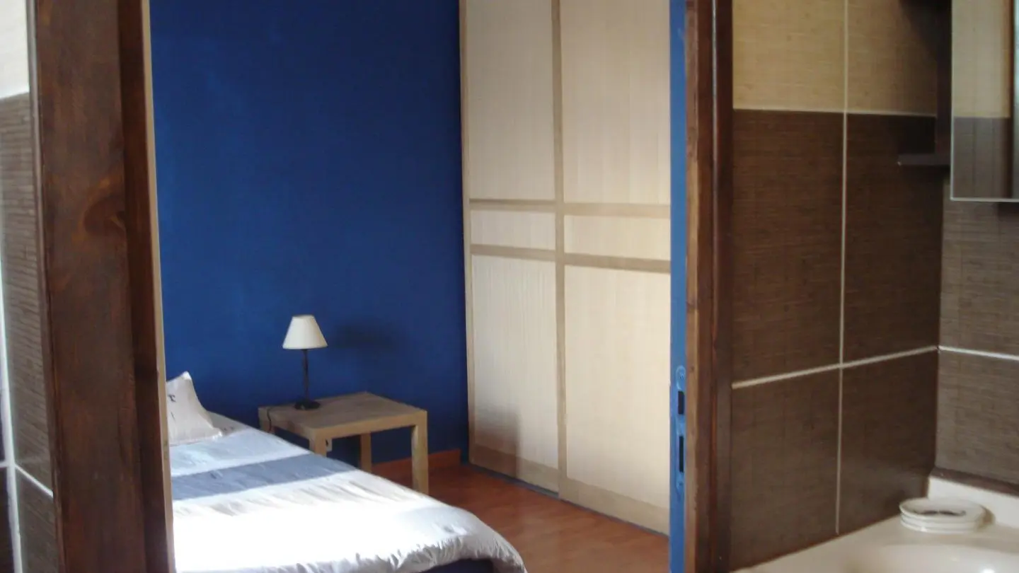 Salle d'eau porte ouverte sur la chambre Bleuets