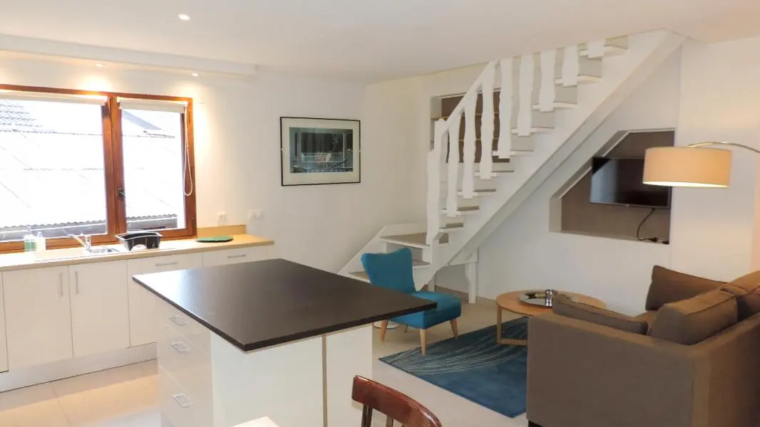 Vue à partir du coin repas vers le coin salon.