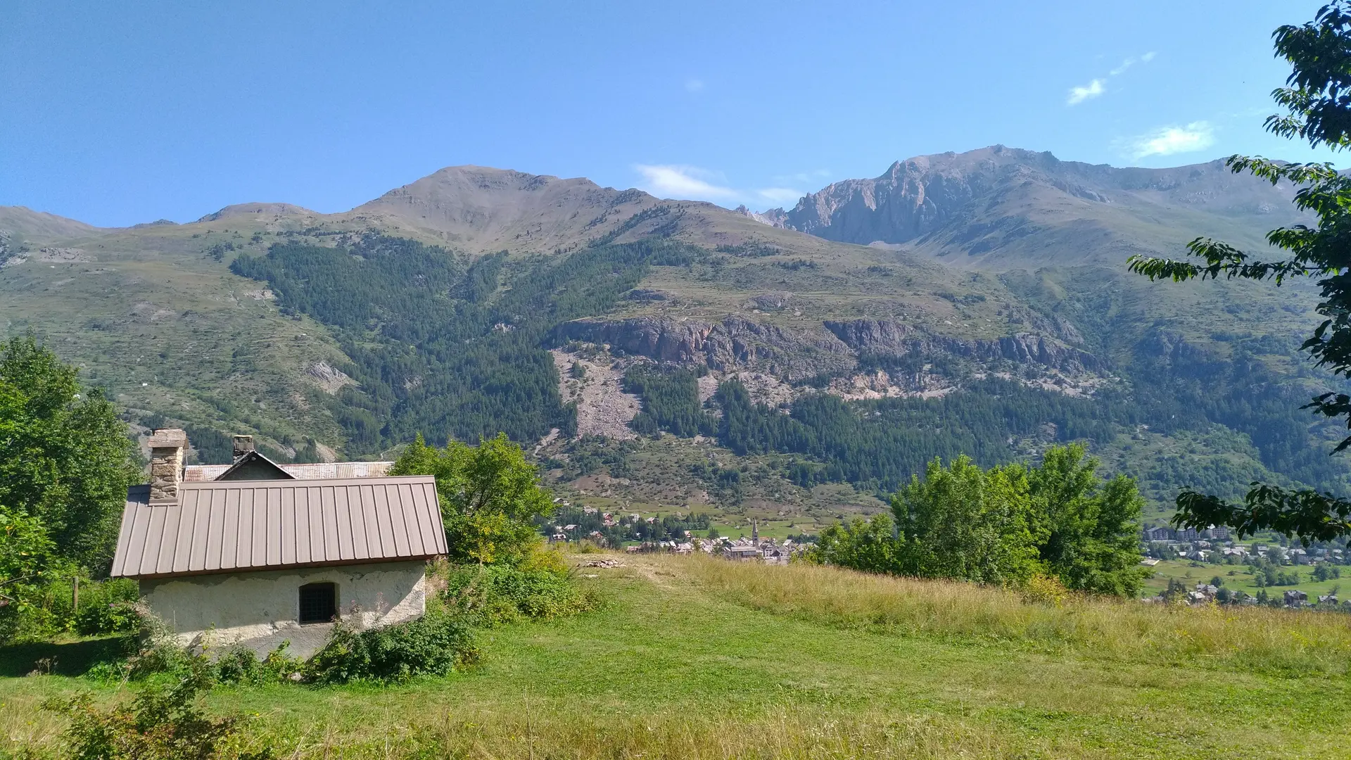 La Chapelle de Charvet perchée au dessus du Monetier-les-Bains
