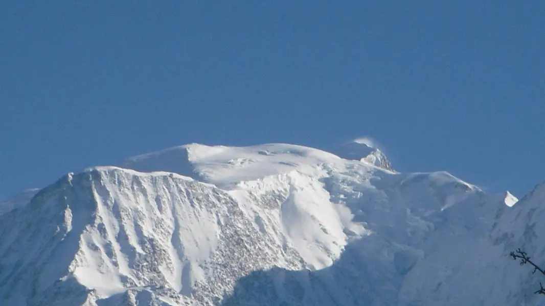 vue du massif du mont blanc depuis le salon en hiver