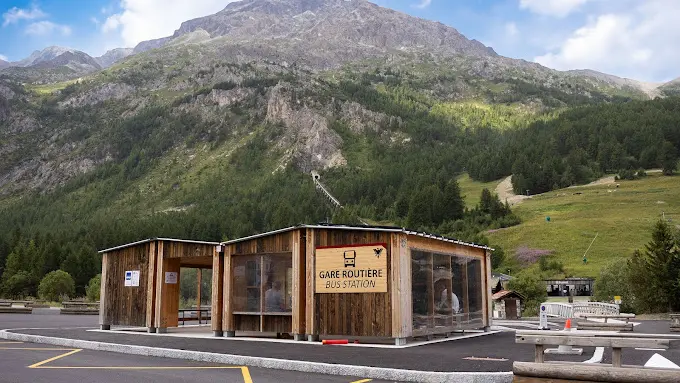 Gare routière de La Daille en été