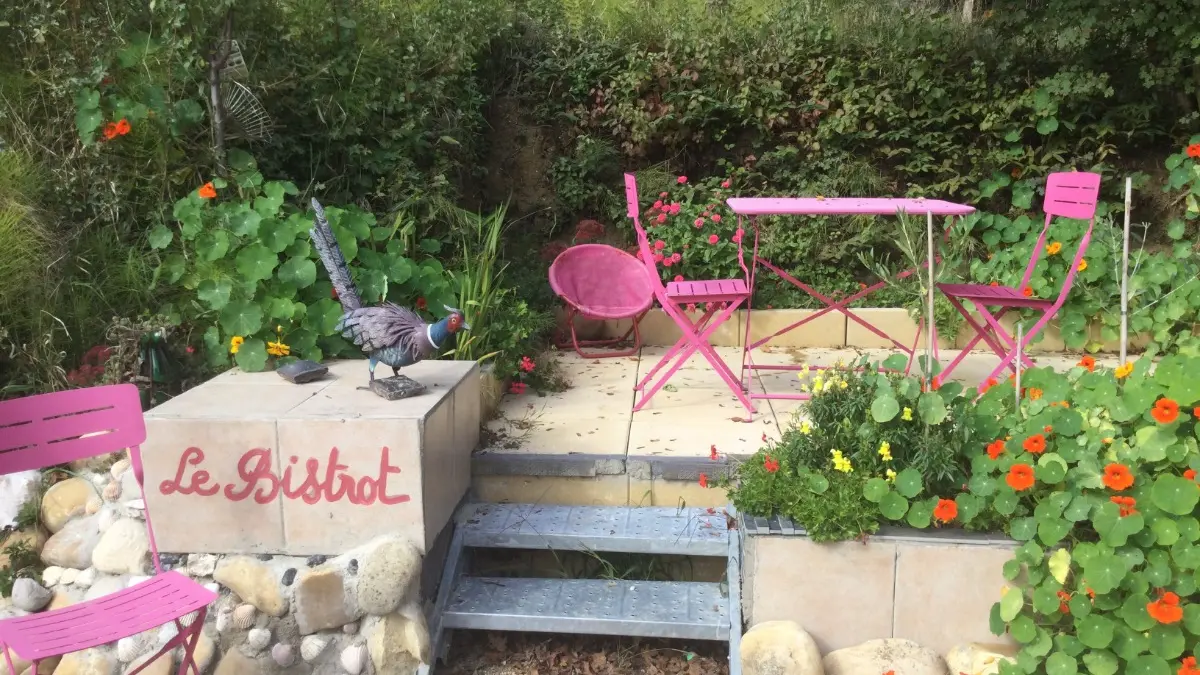 Le bistrot, un petit coin charmant pour prendre le soleil.