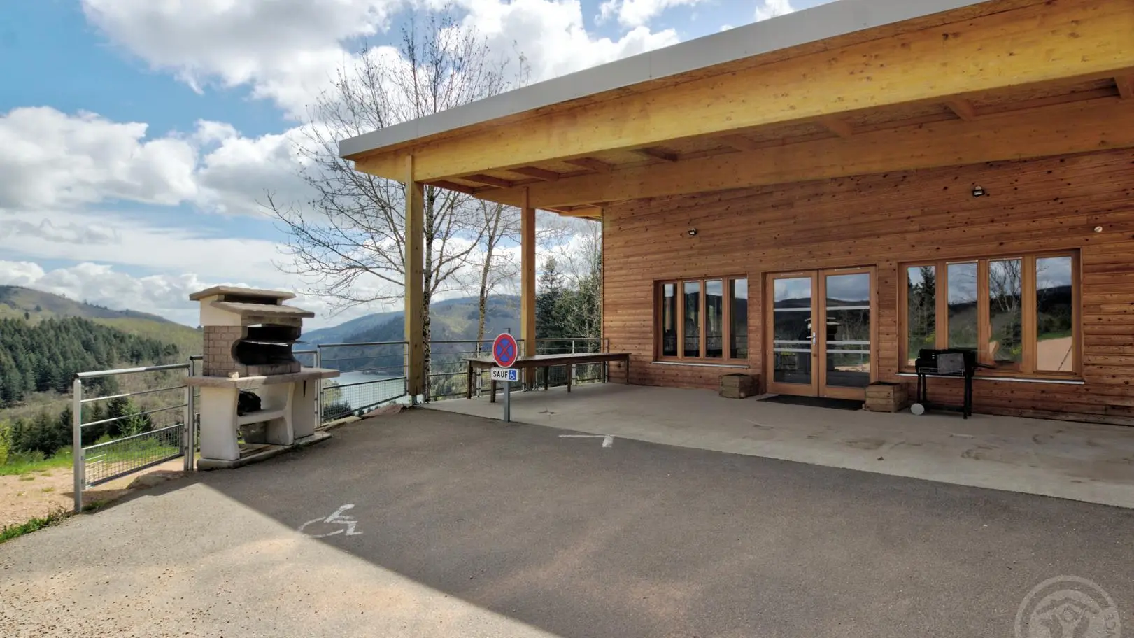 Location de salle possible à partir de 6 chalets réservés.