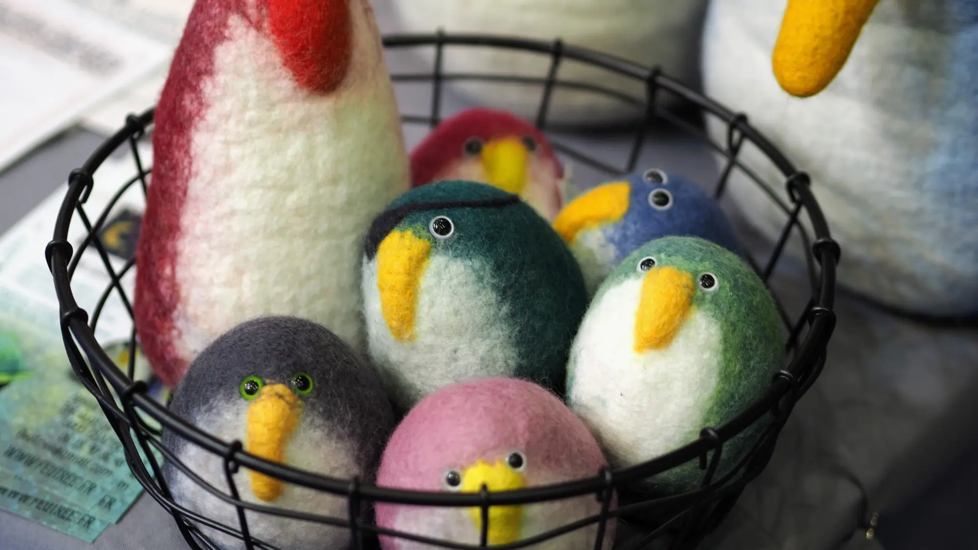 Série de petits pingouins en laine feutrée, réalisable au cours de l'atelier de feutrage en volume