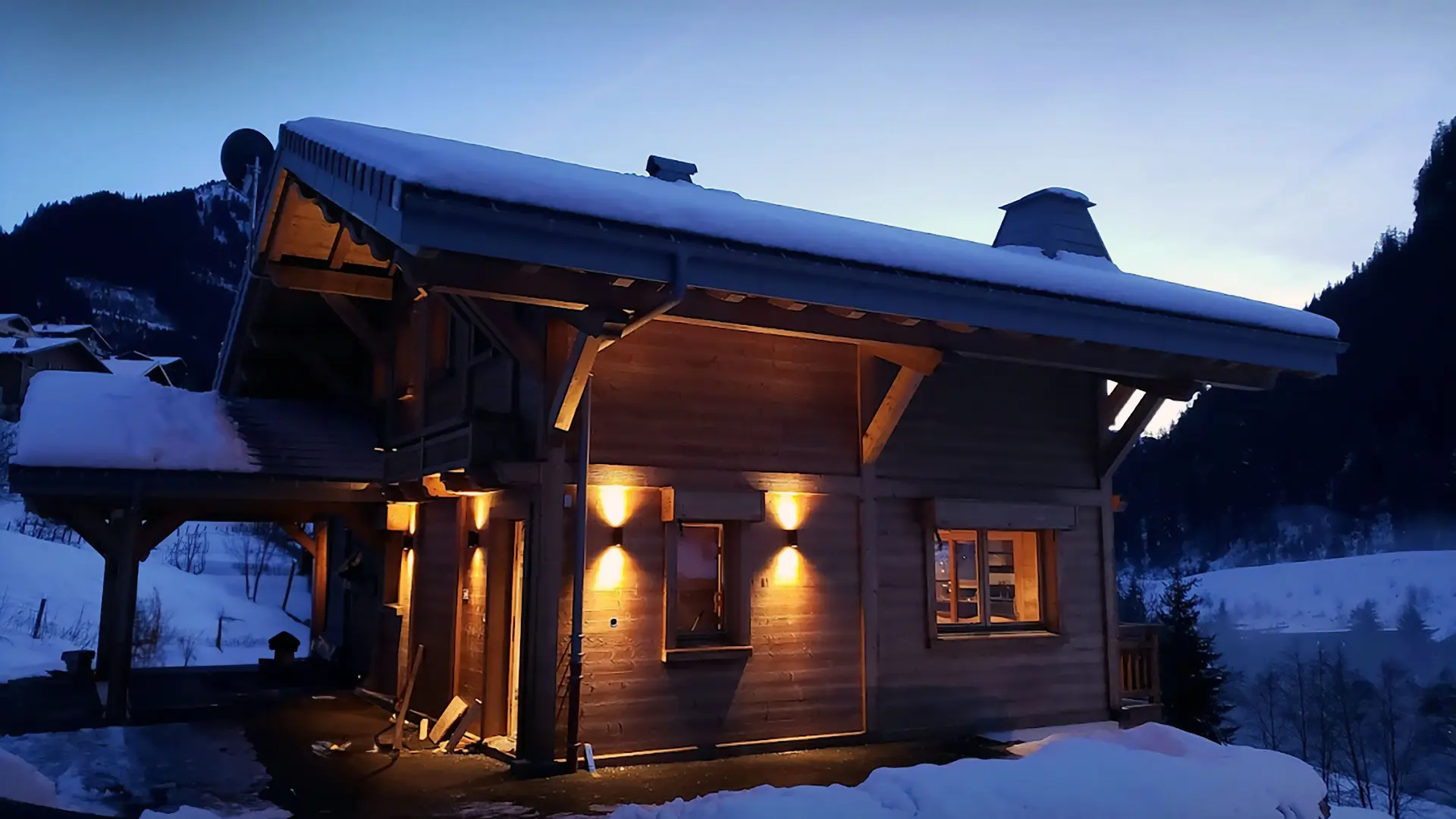 Extérieur du chalet la nuit en hiver
