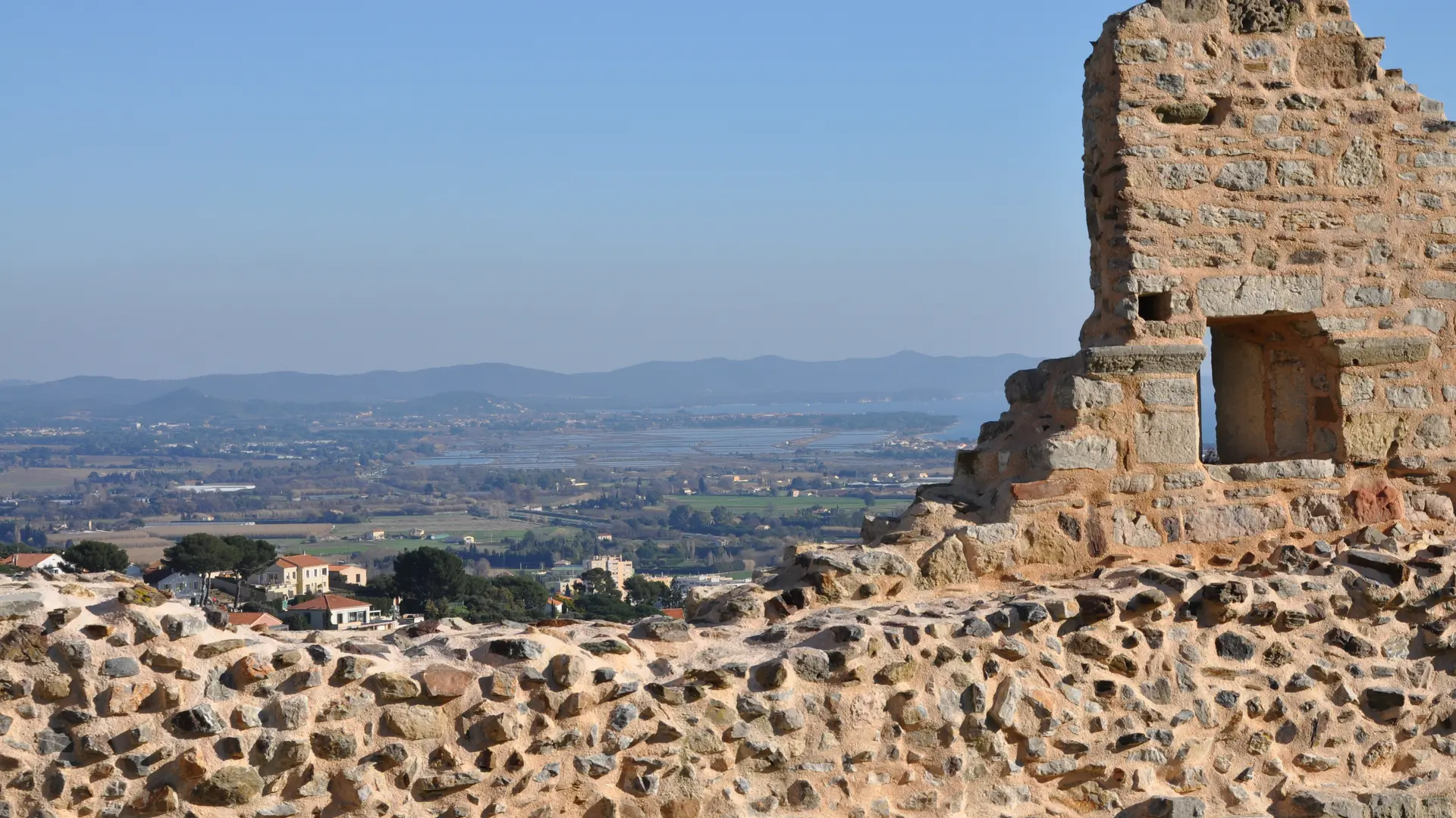 Remparts et vestiges du château des Seigneurs de Fos à Hyères