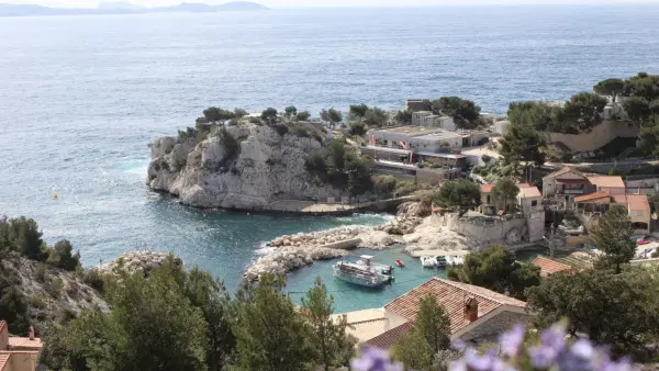 Catamaran dans la baie de Marseille. Départ l'Estaque