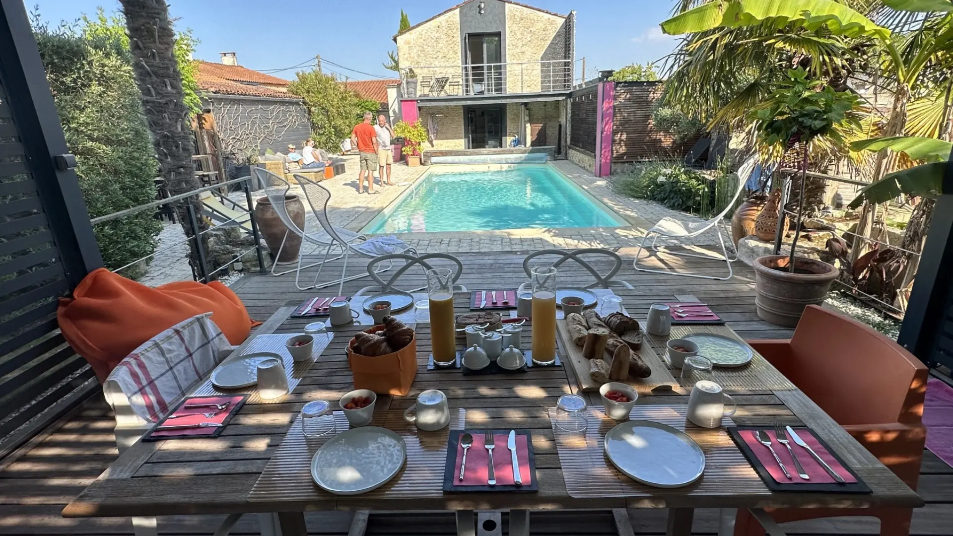 Petit déjeuner en exterieur avec vue piscine