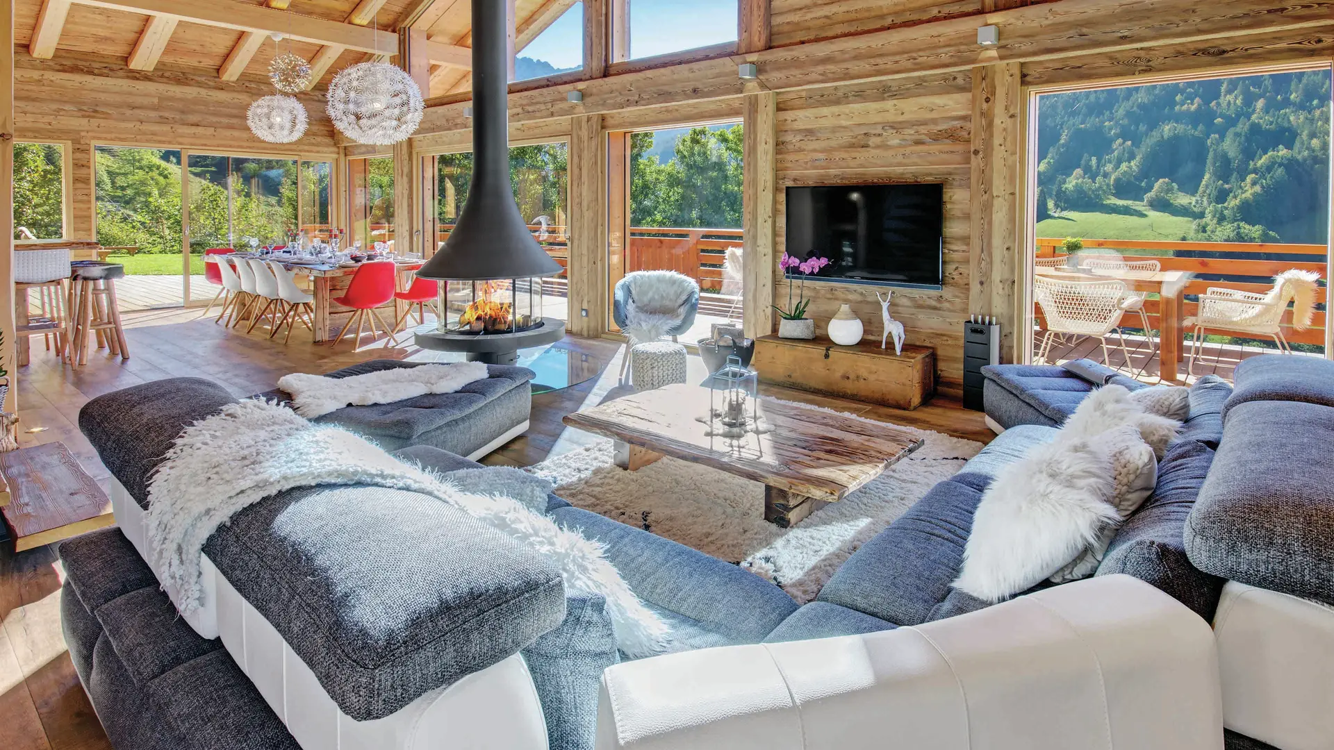 Séjour avec canapés, cheminée et télévision/Living rooom with sofas, a chimney and a television-Chalet Altaï-Le Grand-Bornand