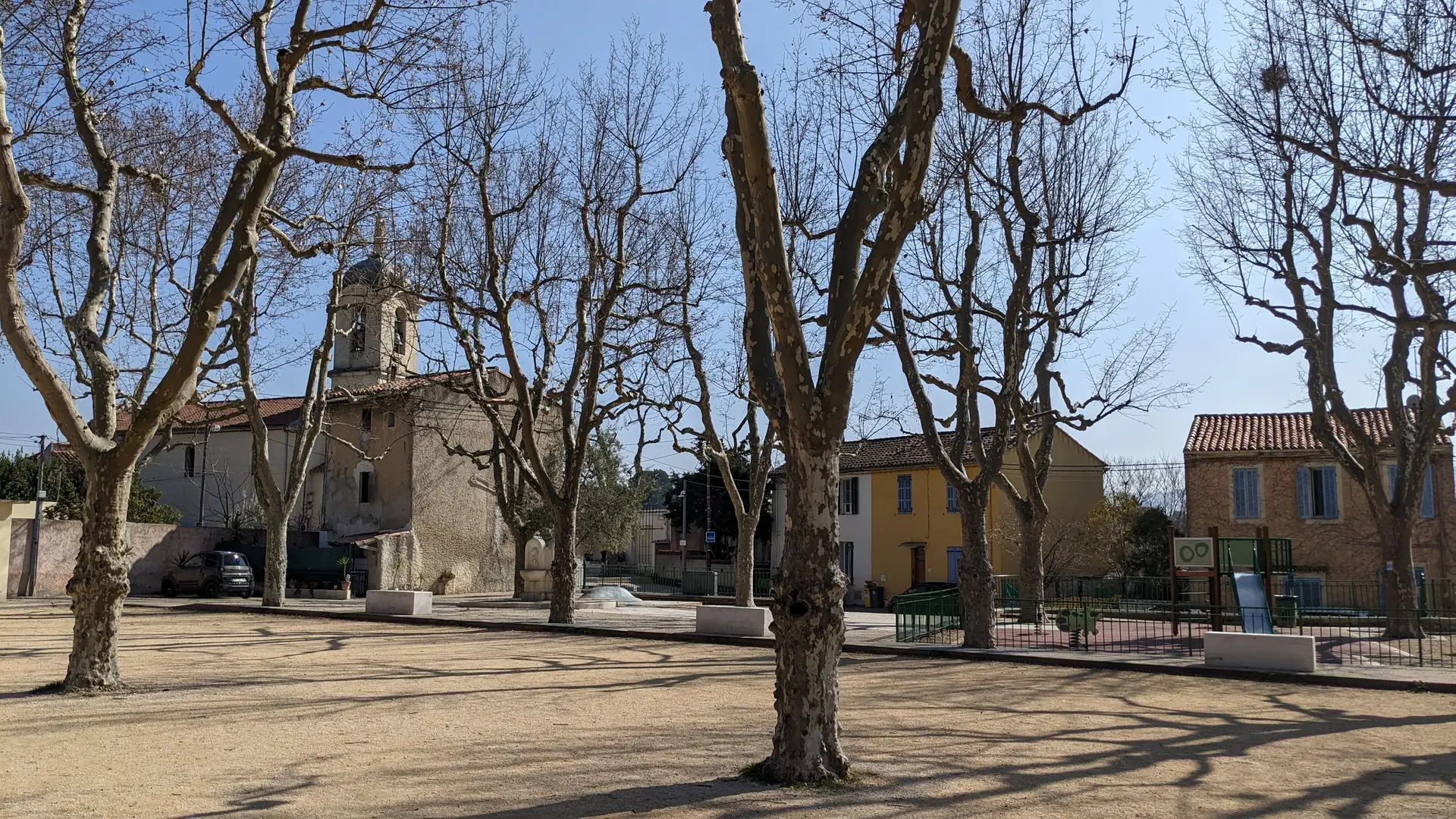 Eoures place du village