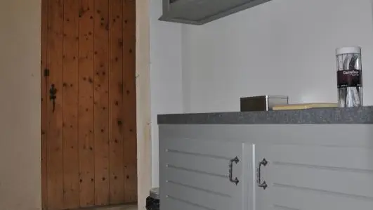 Kitchenette équipée pour nos hôtes (plaques, micro-onde, bouilloire, frigo, lave-vaisselle)