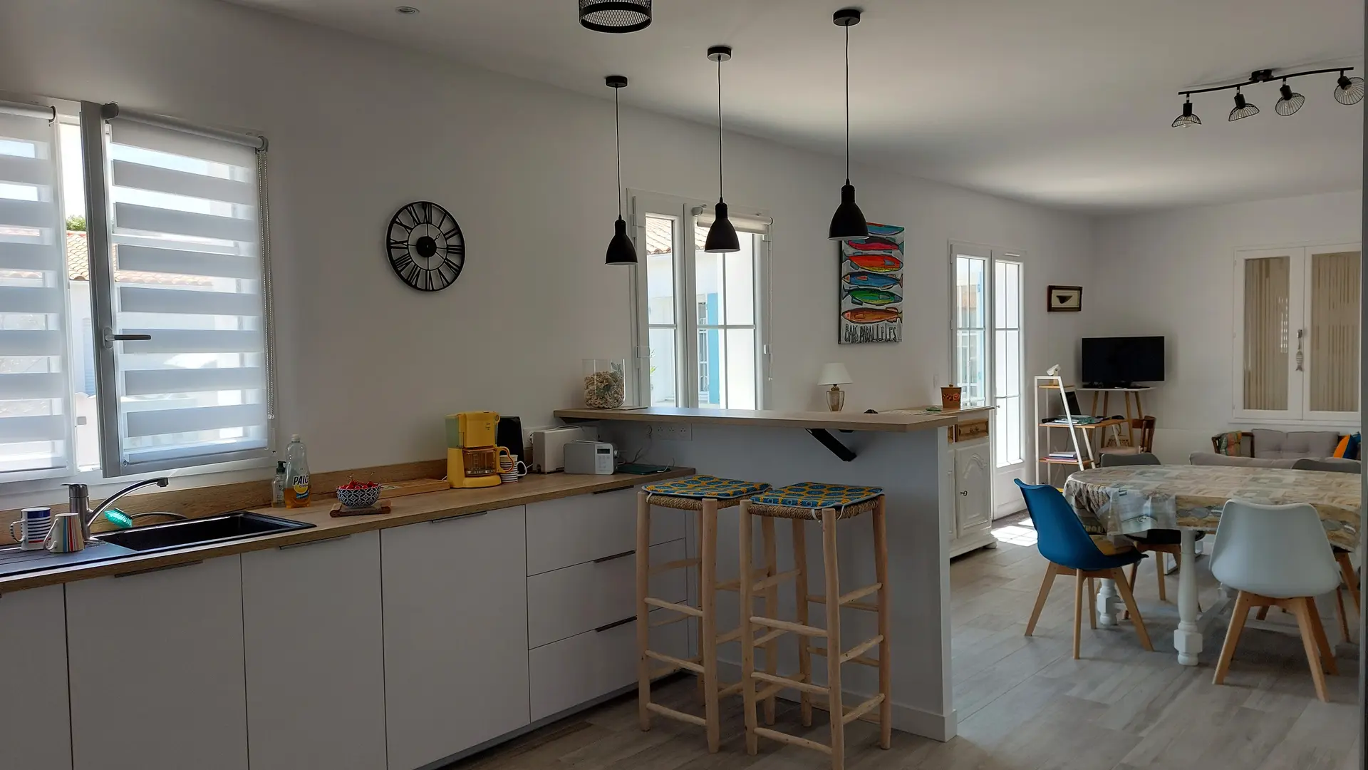 Küche und Wohnzimmer