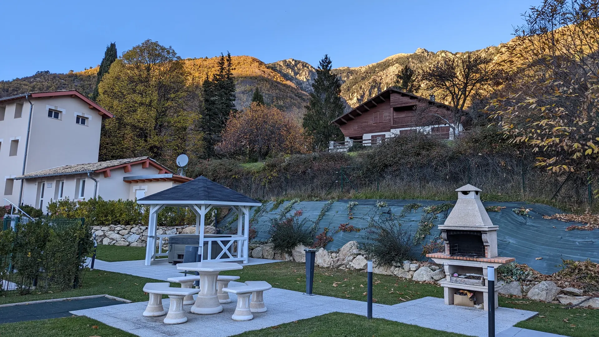 Jardin, spa et barbecue