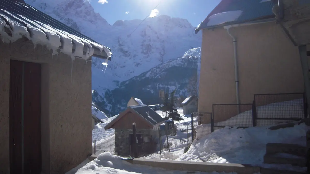 Devant la maison l'hiver