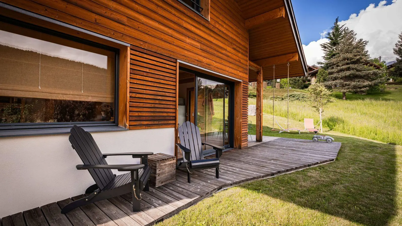 Un grand terrain privé borde le chalet