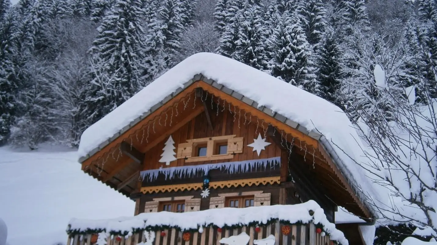 Chalet sous la neige