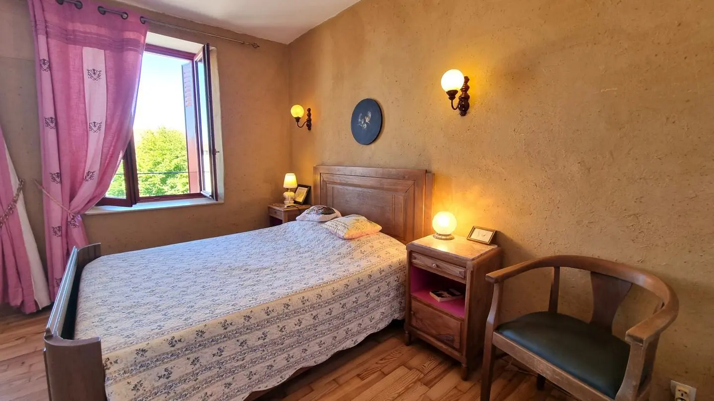 1er niveau : chambre 4 : 1 lit 140.