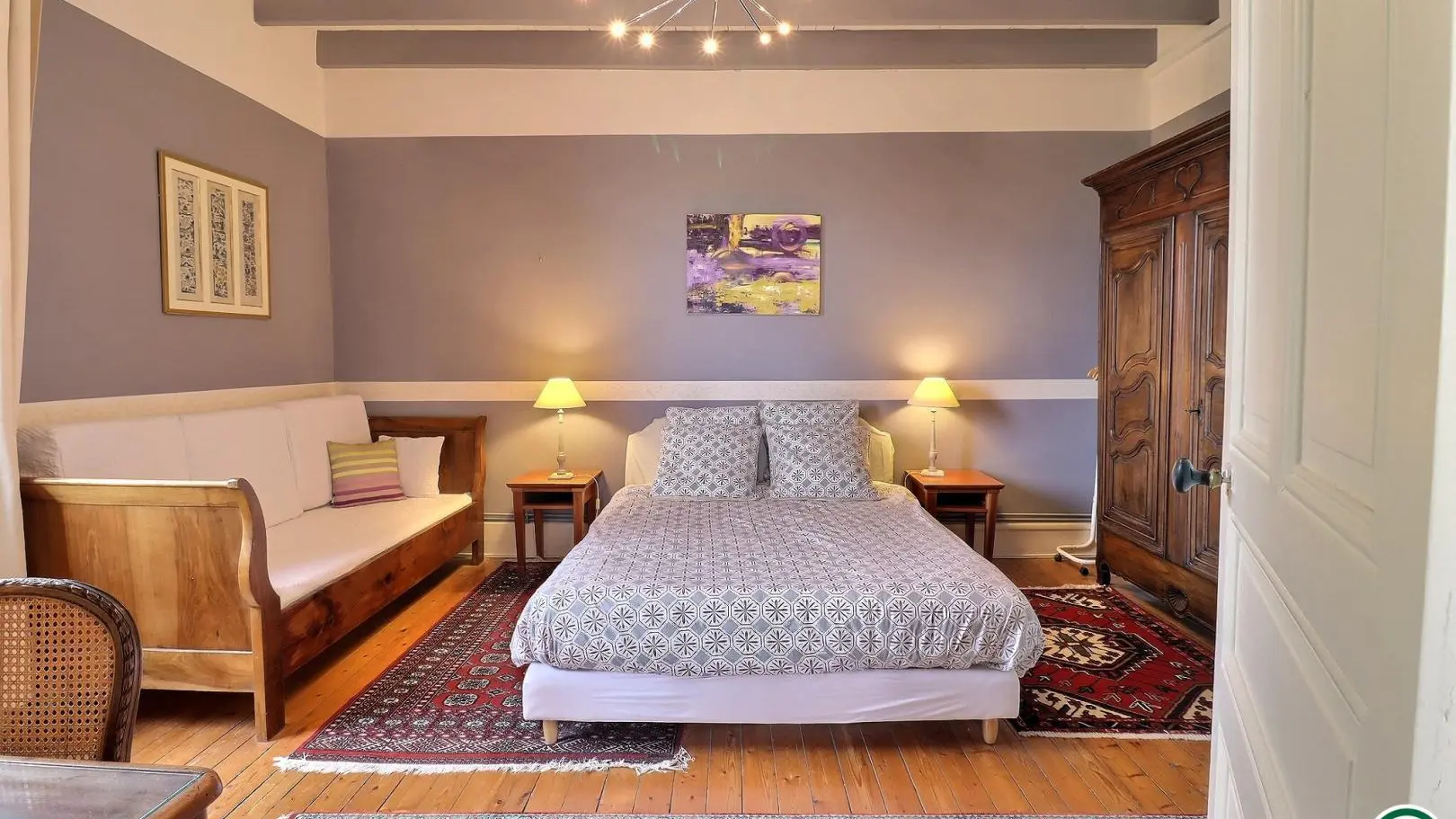 1er étage chambre familiale PROVENCE : chambre de 19.8m² avec lit queen size 160x200cm + une banquette-lit 80x190cm