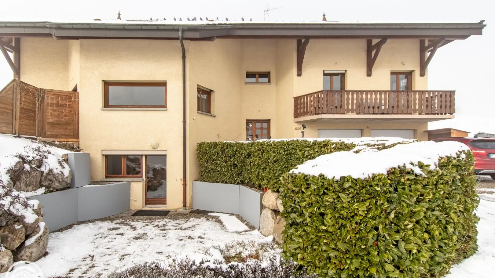 Gîte (à gauche) mitoyen avec la maison des propriétaires (à droite)