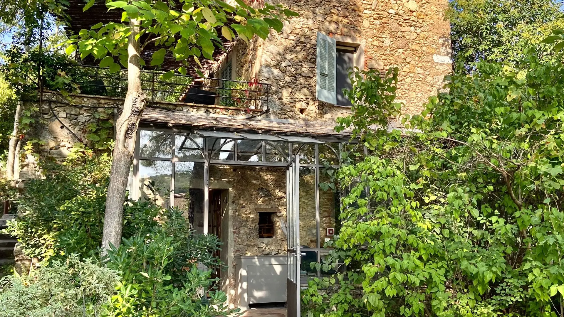 Amour troglodyte en Provence_Cotignac