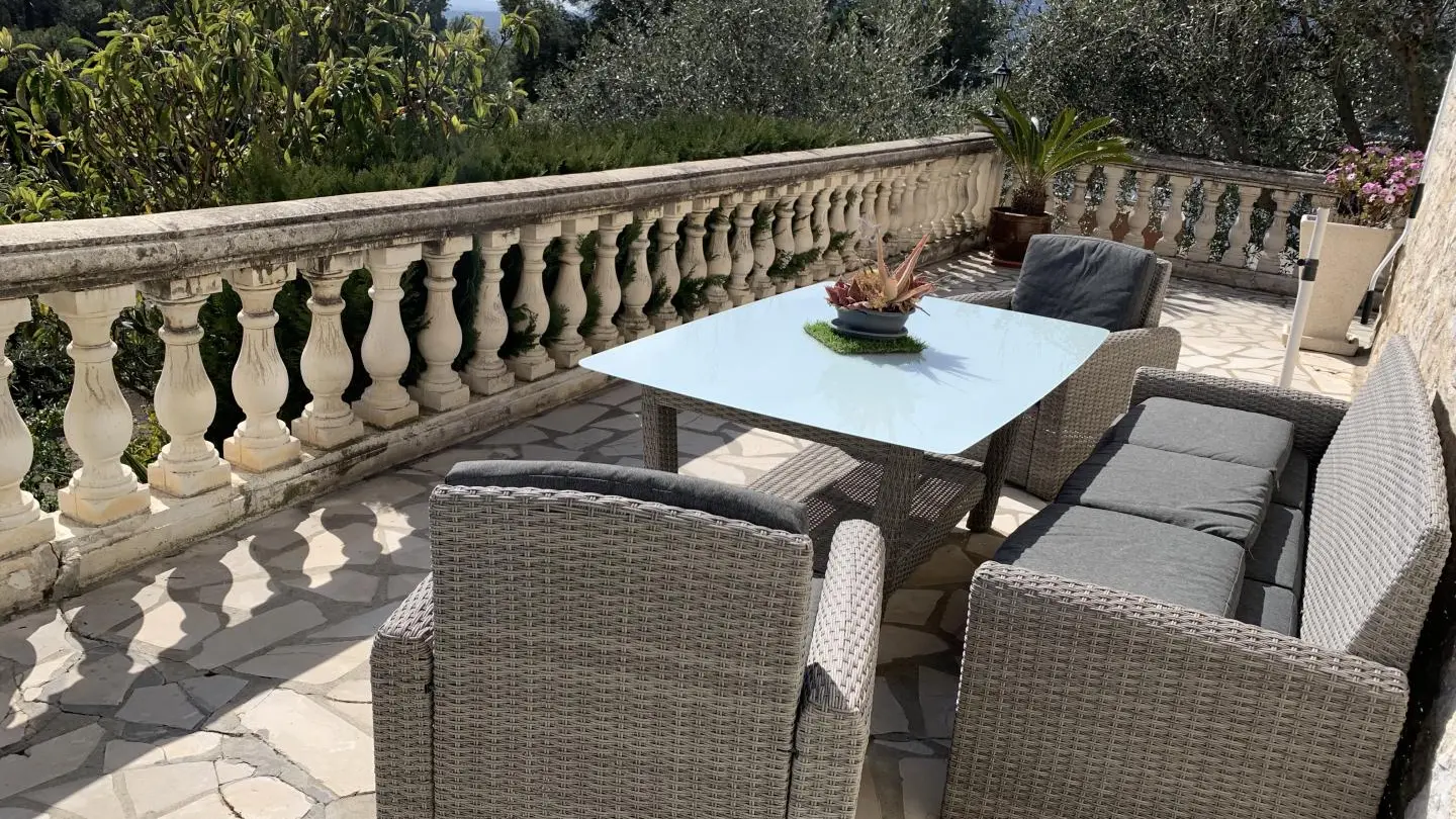 Gîte Gris Azur-Terrasse privative-Aspremont-Gîtes de France des Alpes-Maritimes