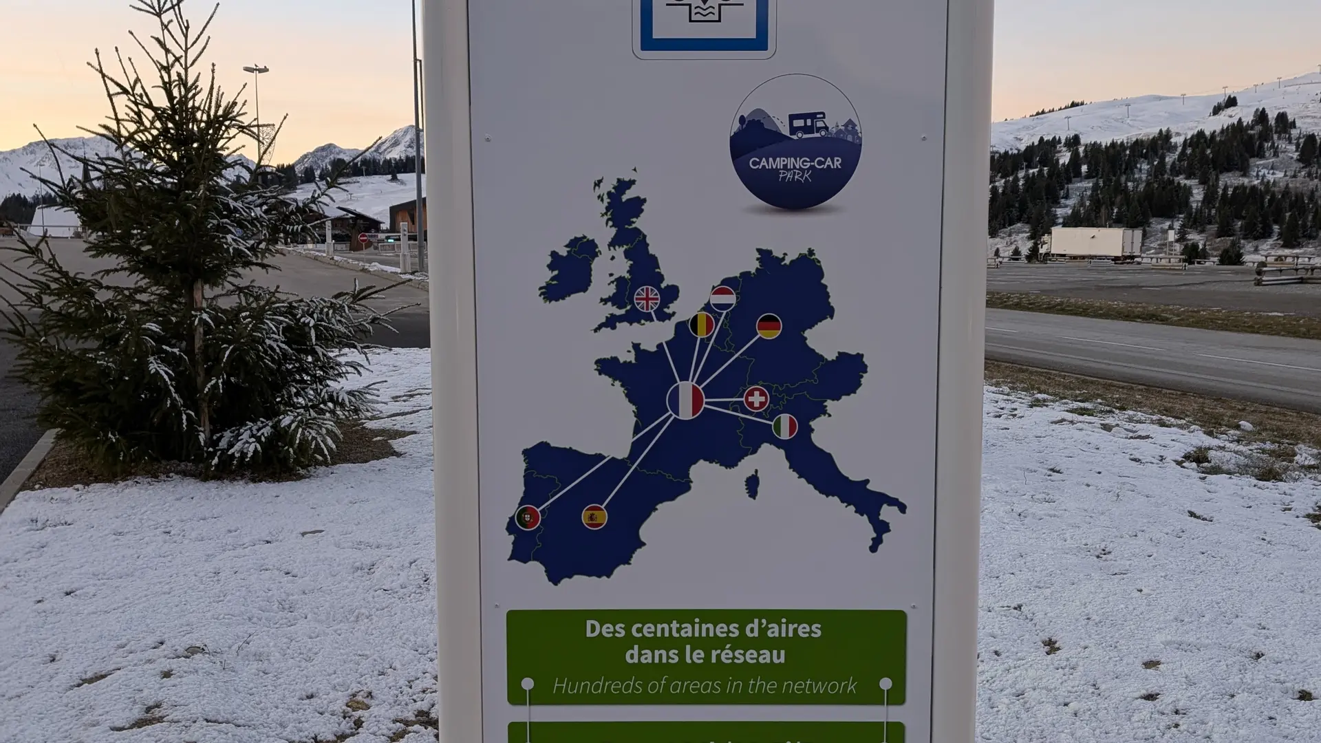 Totem entrée aire de service du col des Saisies