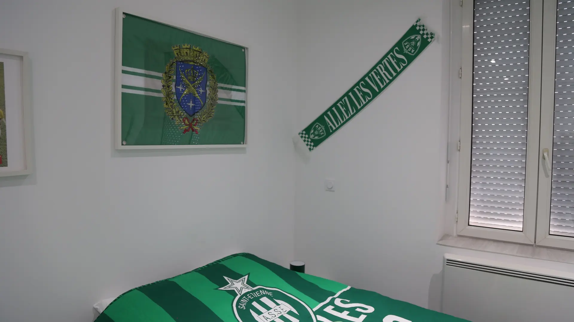 Coin chambre avec l'armoirie de la ville