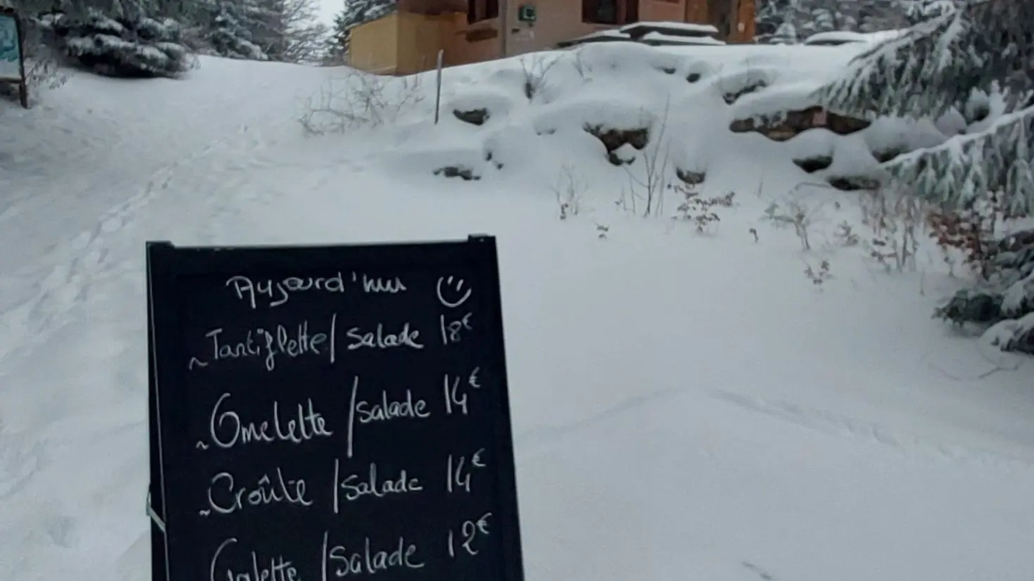 Extérieur Restaurant Chalet de la Plate sous la neige