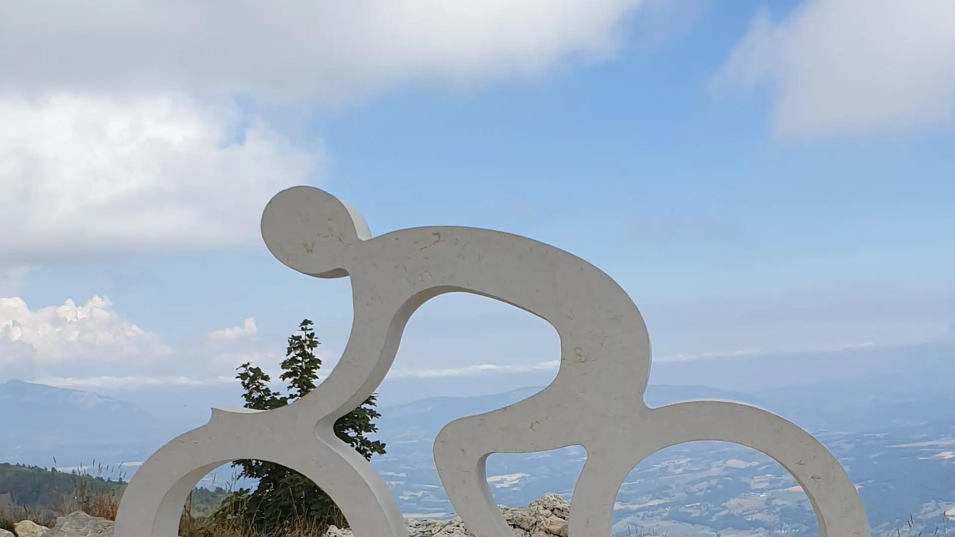 Stèle représentant un cycliste - signale le sommet du Grand Colombier