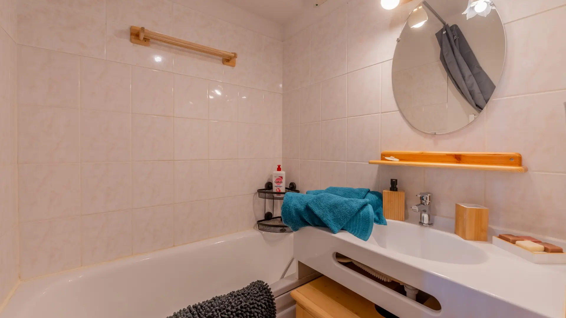 salle de bains avec baignoire