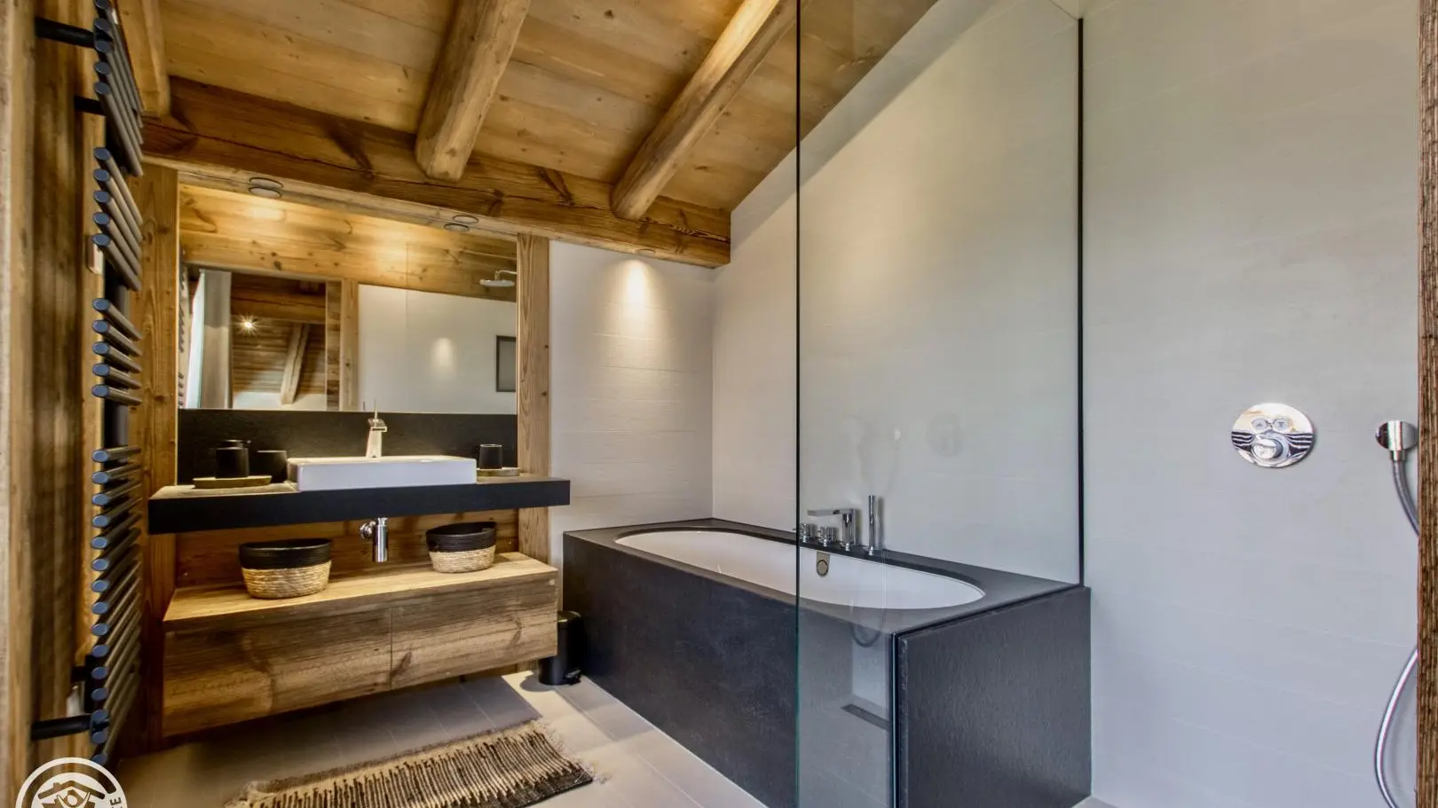 la salle de bains de la suite parentale