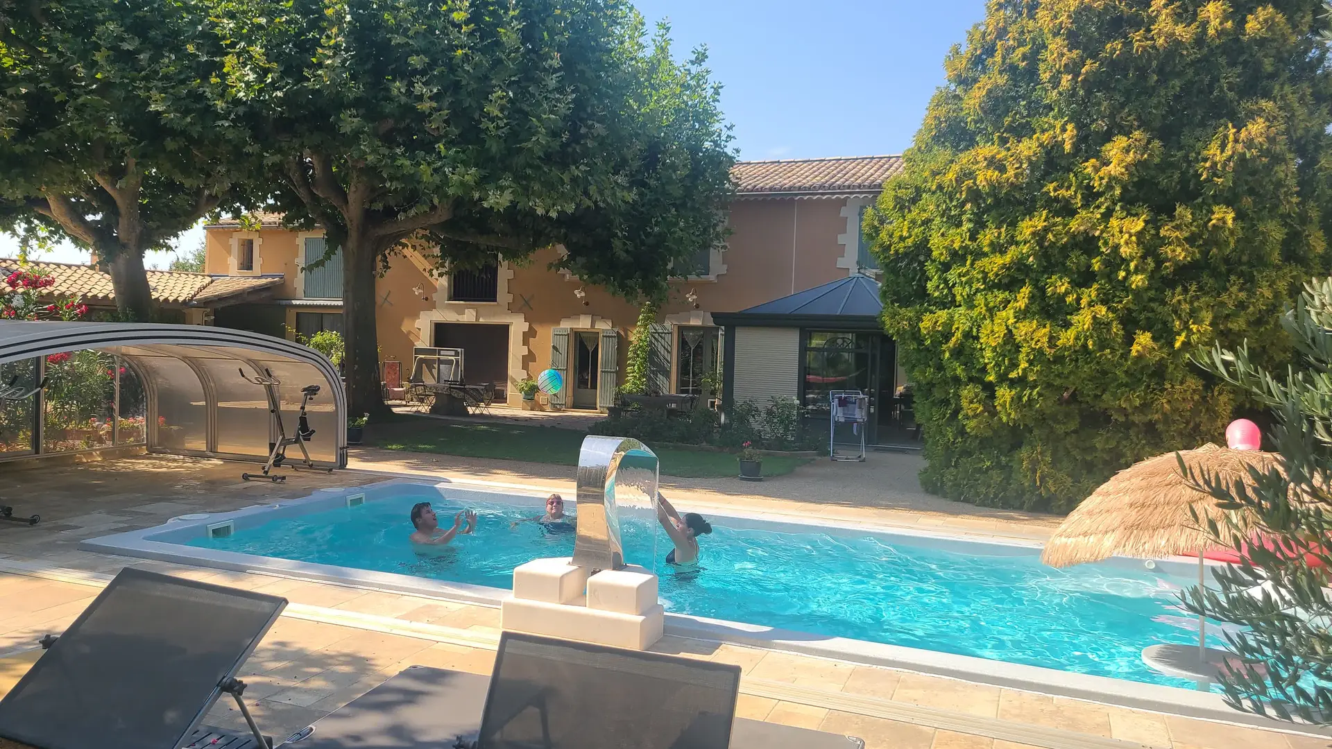 Piscine exterieure devant le gîte reflet de provence