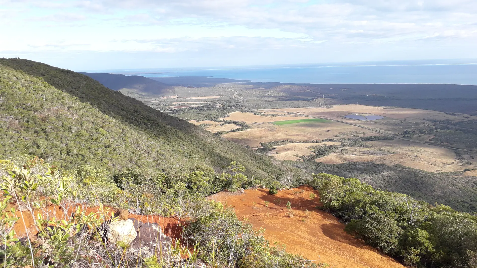 sentier de randonnée, plateau de tia, pouembout