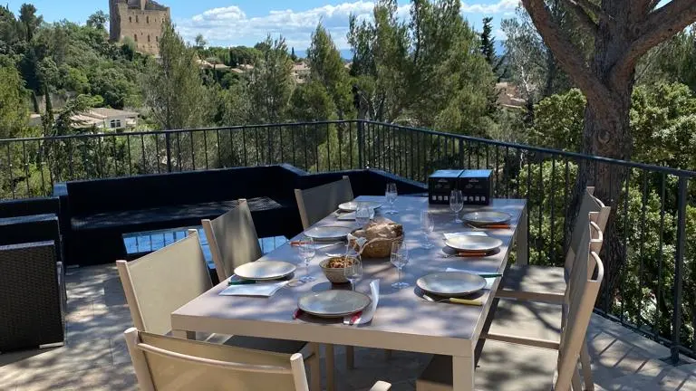 Petit déjeuner sur la terrasse au sud