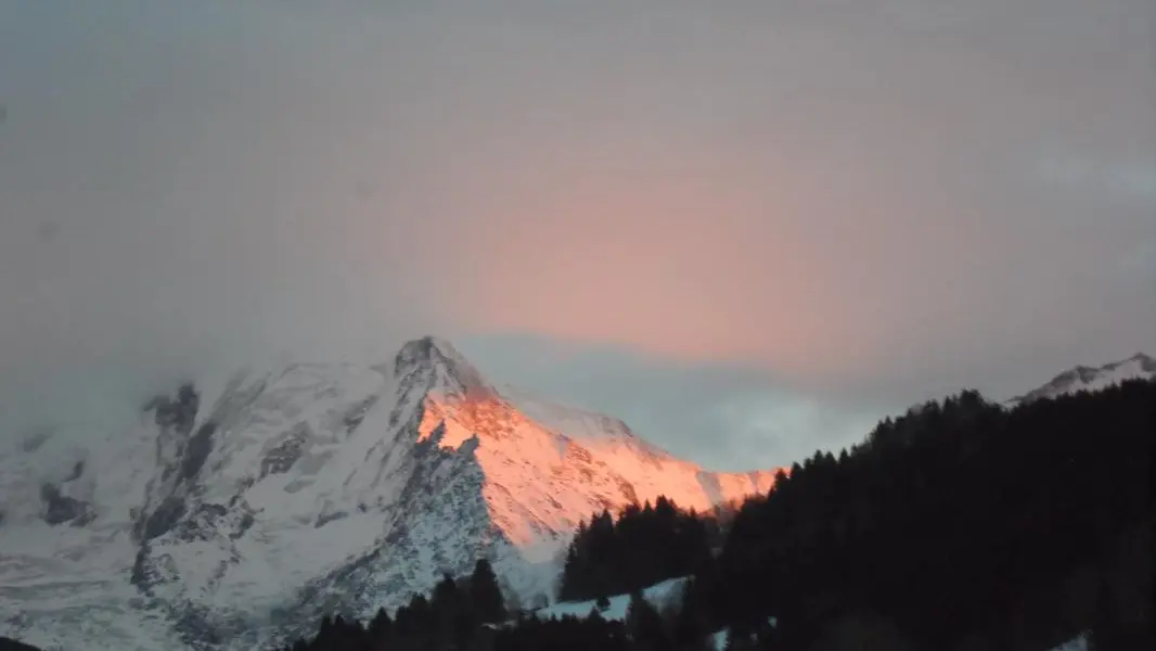 vue du massif du mont blanc en hiver depuis le salon.