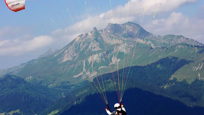 Vol parapente face au Roc d'Enfer