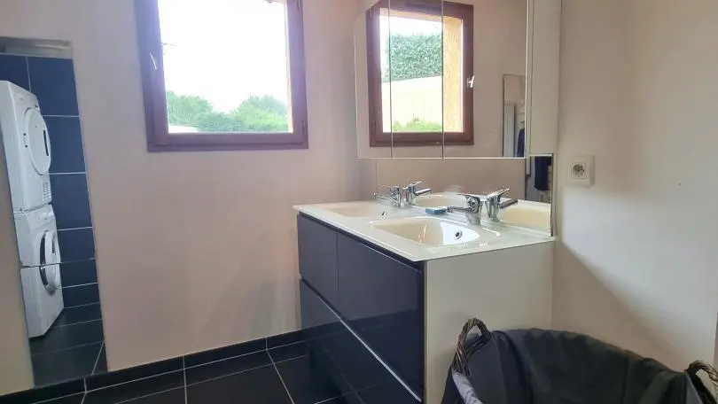 Salle d'eau : douche italienne - double vasque.