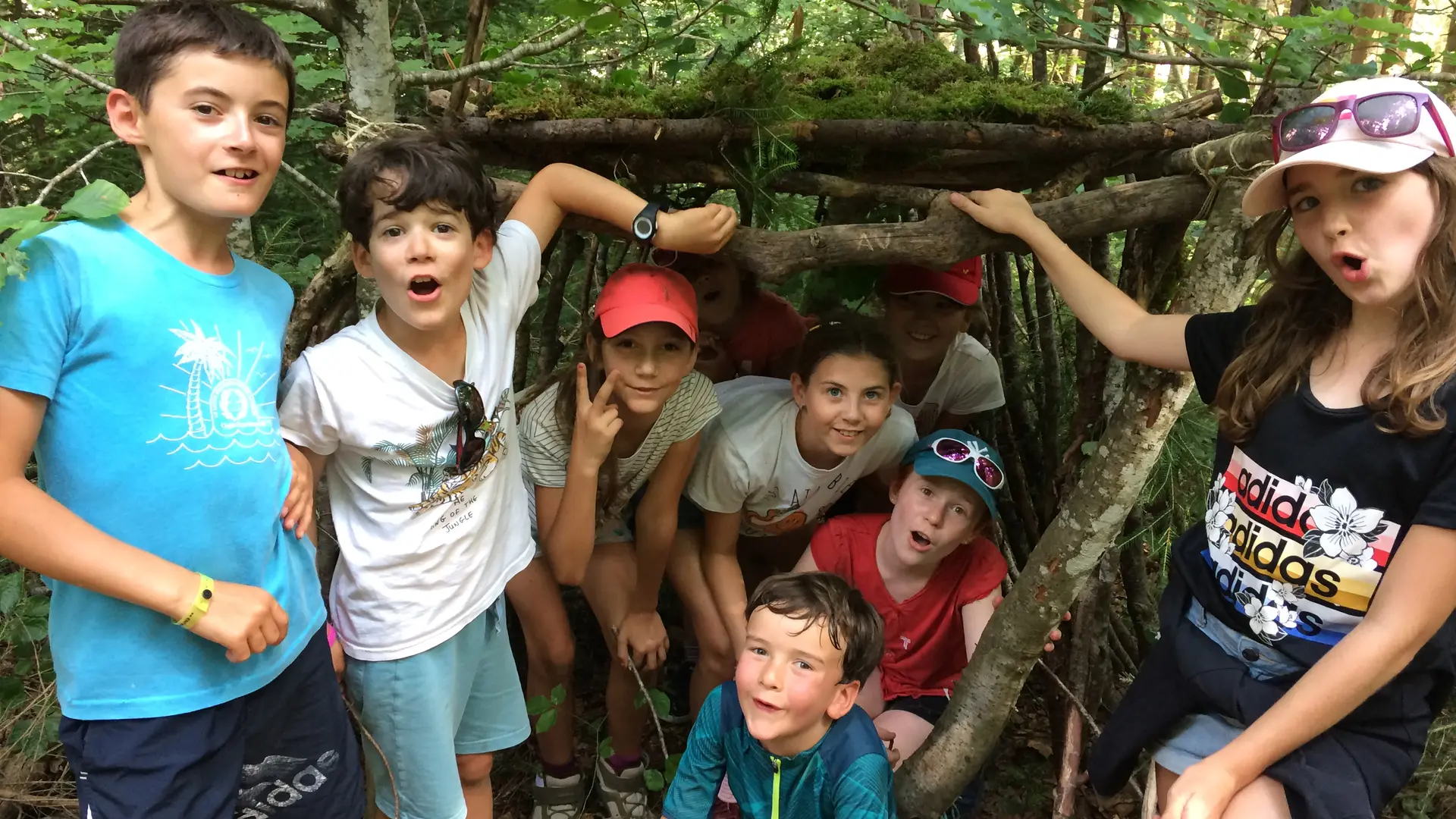 groupe d'enfant dans une cabane