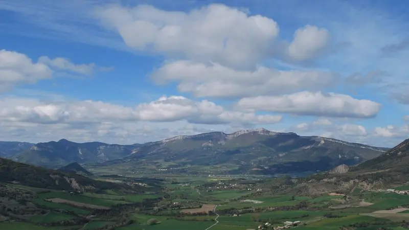 Vue sur la Bâtie-Montsaléon depuis le Pic de l'Aigle